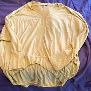 Lightweight oversized sweatshirt.